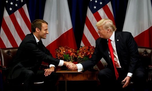 Tổng thống Mỹ Donald Trump và Tổng thống Pháp Emmanuel Macron bắt tay trong một cuộc họp bên lề phiên họp Đại hội đồng Liên Hợp Quốc ở New York vào tháng 9 năm ngoái. Ảnh: Reuters. 
