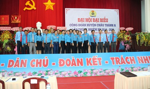 BCH LĐLĐ huyện Châu Thành A lần thứ IV, nhiệm kỳ 2018-2023 chụp ảnh lưu niệm với lãnh đạo