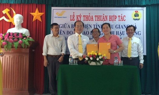 Chủ tịch LĐLĐ tỉnh Hậu Giang ký thỏa thuận hợp tác với Bưu điện tỉnh