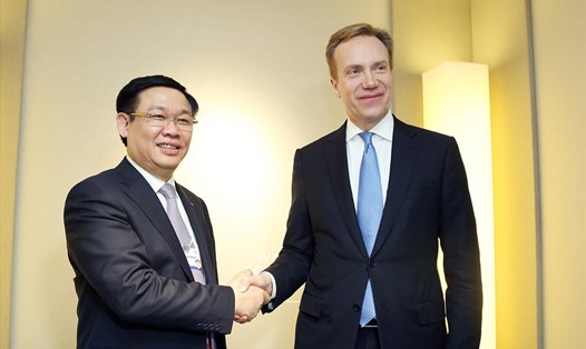 Phó Thủ tướng Vương Đình Huệ và Chủ tịch điều hành WEF Borge Brende. Ảnh: Thành Chung. 