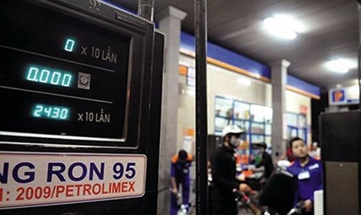 Giá bán lẻ xăng E5RON92 đang thấp hơn nhiều so với giá bán xăng RON95. Ảnh: VOV.