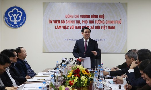 Phó Thủ tướng Chính phủ Vương Đình Huệ phát biểu trong buổi làm việc với Bảo hiểm Xã hội VN. Ảnh: H.A