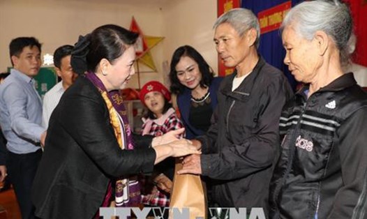 Chủ tịch Quốc hội Nguyễn Thị Kim Ngân tới thăm, tặng quà và chúc tết một số gia đình chính sách tại xã Thạch Hải, huyện Thạch Hà, tỉnh Hà Tĩnh. Ảnh: TTXVN
