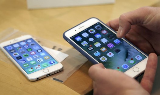Việc không cung cấp các nguy cơ khi khách hàng cập nhật iOS mới cho điện thoại iPhone đã vi phạm quyền lợi của người tiêu dùng. Ảnh: PV