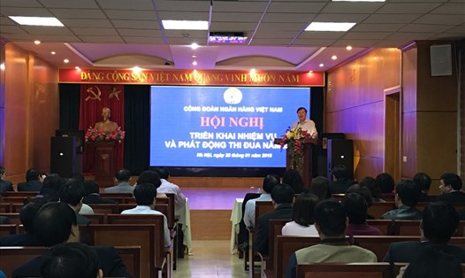 Phó Chủ tịch CĐ Ngân hàng VN Nguyễn Văn Tân phát biểu chỉ đạo tại hội nghị. Ảnh: VH
