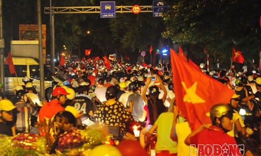 Hàng nghìn người hâm mộ tập trung đông đúc đi lại trên các tuyến phố Hà Nội trong đêm sau chiến thắng của U23 Việt Nam. Ảnh: Thành An