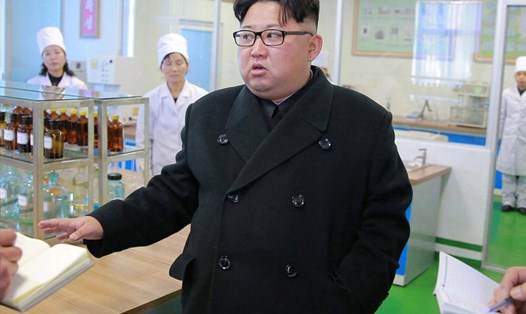 Nhà lãnh đạo Kim Jong-un thăm nhà máy dược Bình Nhưỡng. Ảnh: Reuters