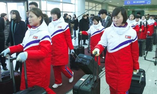 Các nữ vận động viên khúc côn cầu trên băng Triều Tiên đến Hàn Quốc vào sáng 25.1. Ảnh: Yonhap