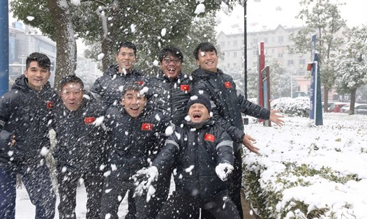 Các cầu thủ U23 Việt Nam tỏ ra khá thích thú với cảnh tuyết rơi tại Trung Quốc. Ảnh: Nhật Đoàn - cán bộ truyền thông VFF.