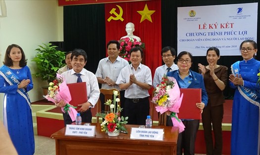 Lãnh đạo LĐLĐ Phú Yên và VNPT Phú Yên hoàn tất ký kết nhiều nội dung phối hợp giữa công đoàn và DN cùng mang lại lợi ích thiết thực cho đoàn viên. Ảnh: M.Tuấn