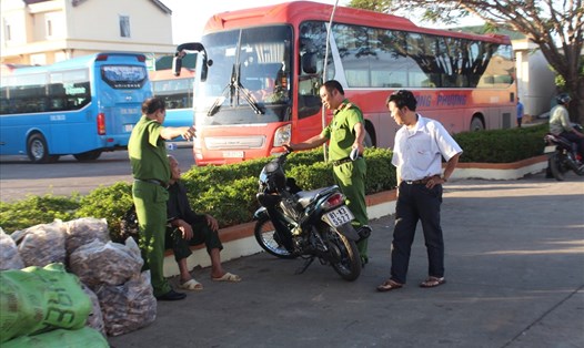 Công an TP. Pleiku (Gia Lai) mời các hành khách tường thuật vụ việc. Ảnh Đình Văn.