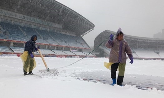 Nhân viên phải tiến hành dọn tuyết tại sân vận động Thường Châu