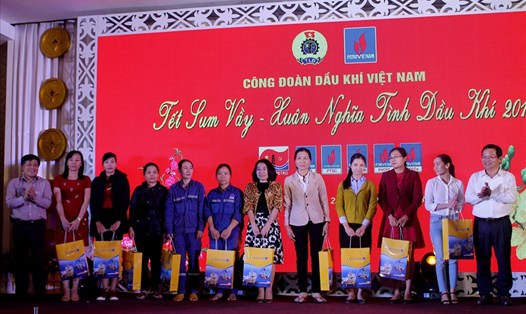 Và nhân dịp Tết Mậu Tuất 2018, CĐ Dầu khí Việt Nam quyết định hỗ trợ cho 2.456 NLĐ có thu nhập thấp, nghỉ chờ việc. Ảnh: T.H