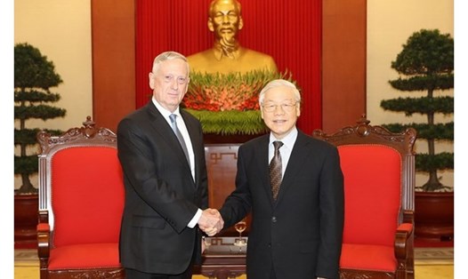 Tổng Bí thư Nguyễn Phú Trọng và Bộ trưởng Quốc phòng Mỹ James Mattis. Ảnh: TTXVN.