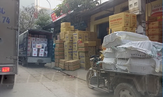 Những bao tải, thùng hàng bánh kẹo chữ Trung Quốc, lẫn thùng hàng có chữ Việt được xếp chồng chất lên các xe để chở đi "phù phép,  tiêu thu. Ảnh: P.V