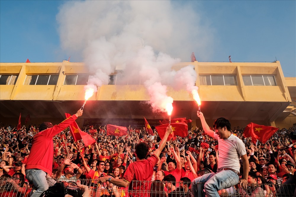 Các bạn trẻ cuồng nhiệt cổ vũ U23 Việt Nam tại Sân vận động Hàng Đẫy. Ảnh: Sơn Tùng.