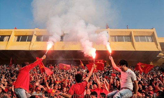 Các bạn trẻ cuồng nhiệt cổ vũ U23 Việt Nam tại Sân vận động Hàng Đẫy. Ảnh: Sơn Tùng.
