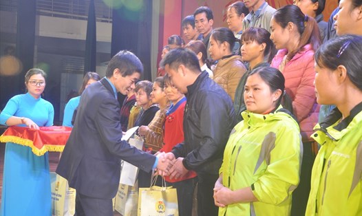 Phó Chủ tịch Tổng LĐLĐVN Trần Văn Thuật trao quà cho đoàn viên, CNLĐ có hoàn cảnh khó khăn của tỉnh Bắc Ninh. Ảnh: QUẾ CHI