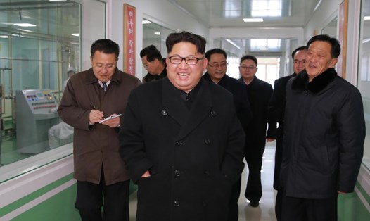 Nhà lãnh đạo Triều Tiên Kim Jong-un thăm nhà máy dược phẩm Bình Nhưỡng. Ảnh: Getty Images