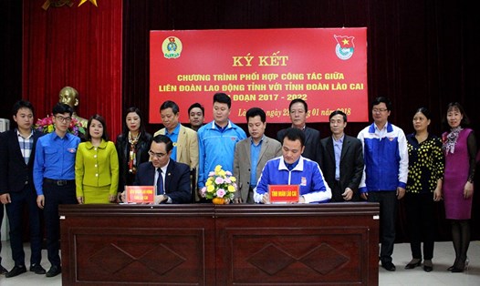 LĐLĐ tỉnh và Tỉnh đoàn Lào Cai ký kết Chương trình phối hợp. Ảnh: ĐH