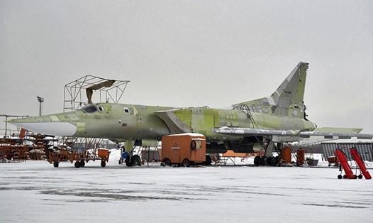 Máy bay mang tên lửa chiến lược Tu-160 phiên bản nâng cấp tại nhà máy Kazan ngày 25.1.2018. Ảnh: Sputnik