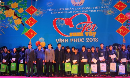 Đồng chí Trần Văn Thuật - Phó Chủ tịch Tổng LĐLĐVN cùng các đồng chí lãnh đạo tỉnh, LĐLĐ tỉnh Vĩnh Phúc trao quà cho đoàn viên, CNLĐ có hoàn cảnh khó khăn. Ảnh: LĐLĐ tỉnh Vĩnh Phúc