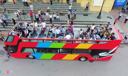 Một chiếc xe buýt 2 tầng, mui trần chạy thử tại Hà Nội. Ảnh: Zing
