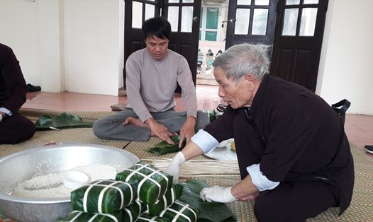 Các nghệ nhân Ước Lễ gói bánh chưng "sạch" (Ảnh: T.Linh)