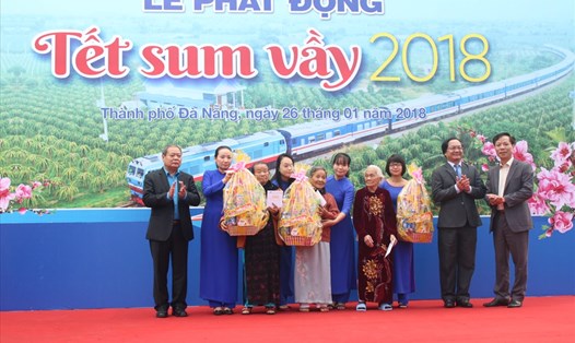 Ông Trần Văn Lý - Phó Chủ tịch Tổng LĐLĐ Việt Nam trao quà Tết tại chương trình. Ảnh: TT