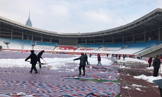 Sân vận động Thường Châu tuyết đã ngừng rơi, nhân viên bắt tay vào dọn dẹp chuẩn bị trận chung kết giữa U23 Việt Nam và U23 Uzbekistan diễn ra ngày 27.1