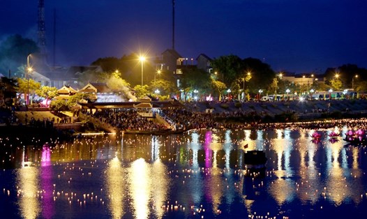 Đêm hoa đăng trên dòng sông Thạch Hãn ở thị xã Quảng Trị.