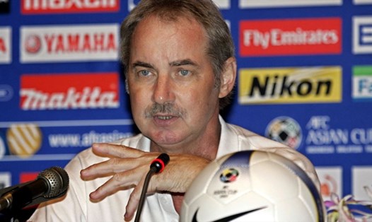 Cựu huấn luyện viên trưởng đội tuyển Việt Nam Alfred Riedl năm 2007. Ảnh: AP