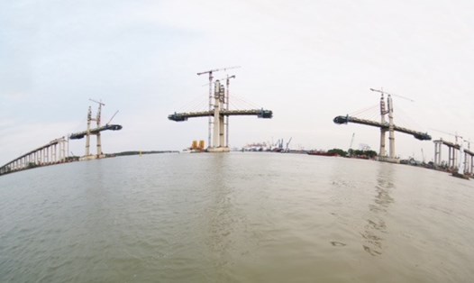 Thi công cầu Bạch Đằng, thuộc tuyến cao tốc Hạ Long - Hải Phòng. Ảnh: Đỗ Phương
