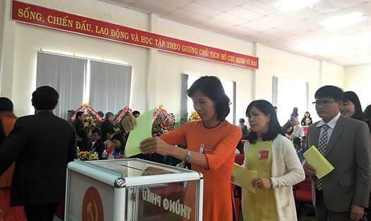 Đại biểu bỏ phiếu bầu ban chấp hành Công đoàn ngành y tế tỉnh Lâm Đồng nhiệm kỳ 2018-2023. Ảnh: K.Q.