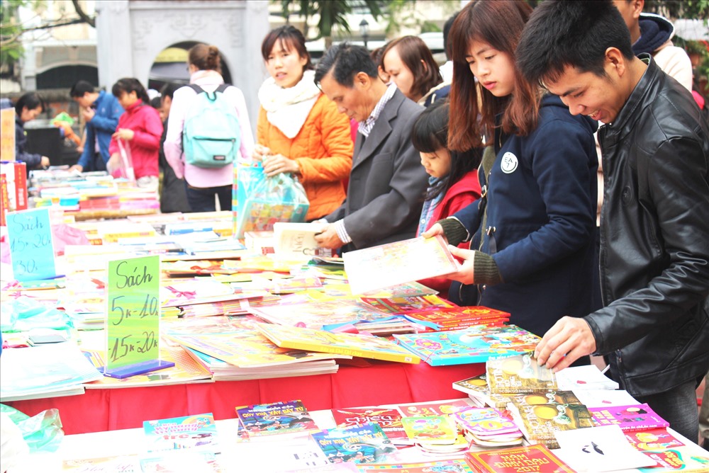 Thị trường sách thiếu nhi ở Việt Nam rất sôi động, với đủ các đầu sách, nhưng phụ huynh vẫn lo lắng sợ mua “nhầm” sách có nội dung không phù hợp cho con em mình. Ảnh: Đặng Chung