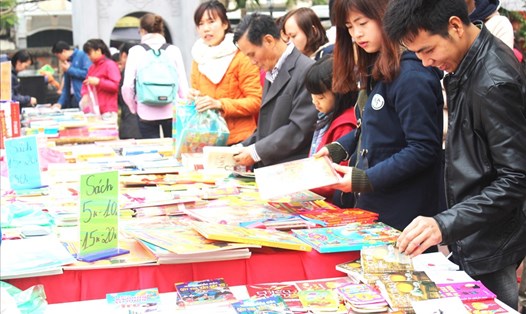 Thị trường sách thiếu nhi ở Việt Nam rất sôi động, với đủ các đầu sách, nhưng phụ huynh vẫn lo lắng sợ mua “nhầm” sách có nội dung không phù hợp cho con em mình. Ảnh: Đặng Chung