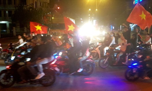 Hàng vạn người dân TP.Đồng Hới (Quảng Bình) đã xuống đường thể hiện sự vui mừng sau khi Việt Nam lọt vào chung kết U23 Châu Á tối 23.1. Ảnh: Lê Phi Long