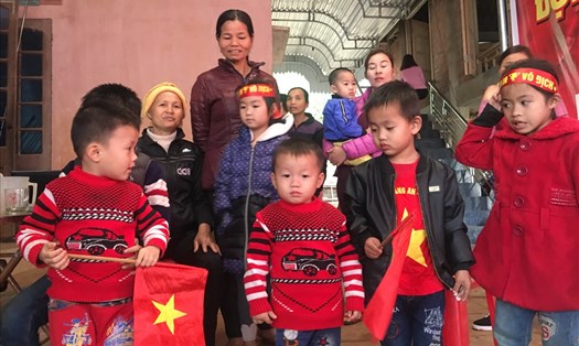Từ người già đến trẻ em, tất cả đều đang chờ trận chung kết trong mơ của bóng đá Việt Nam. Ảnh: T.L