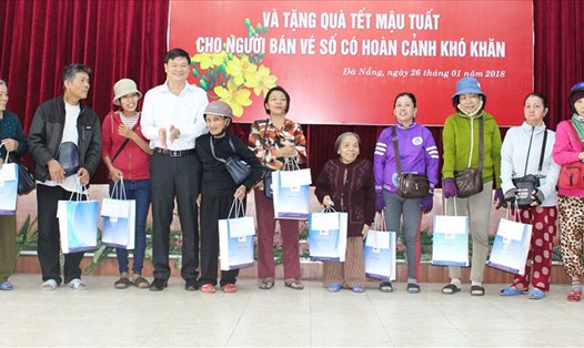 Ông Đặng Hữu Phát - Chủ tịch CĐ Cty (thứ 4 bên trái qua) tặng quà cho người nghèo 