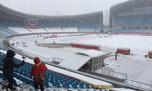 Tuyết phủ trắng xóa trên SVĐ Thường Châu, địa điểm diễn ra trận chung kết giữa U23 Việt Nam và U23 Uzbekistan.
