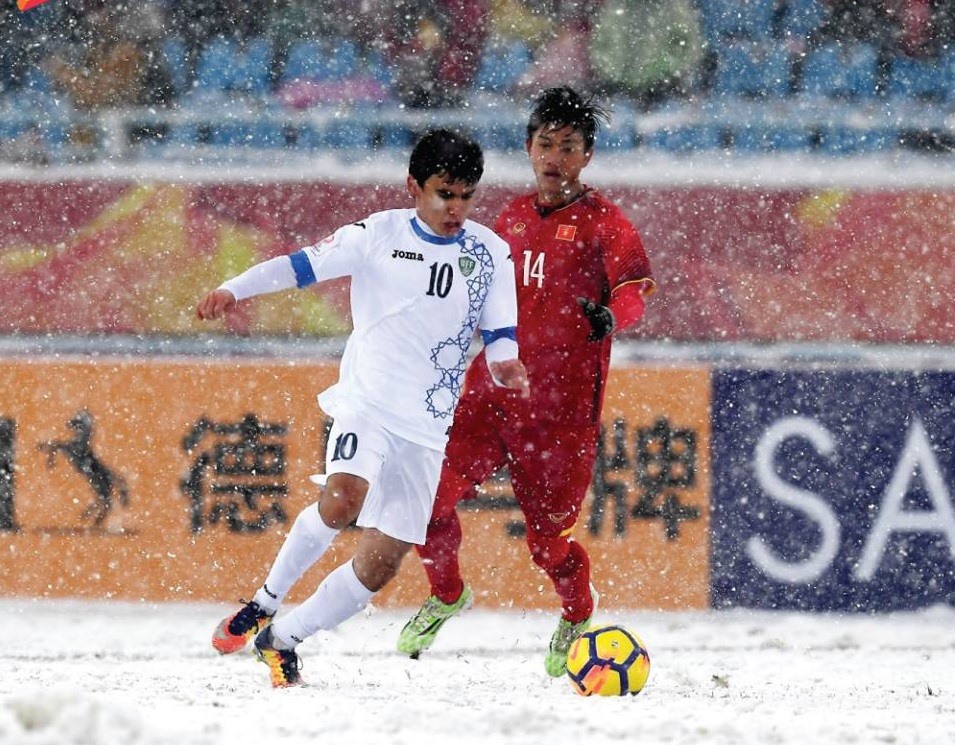 Cổ động viên chia sẻ cảm xúc sau khi kết thúc trận chung kết U23 Châu Á. Ảnh: AFC.