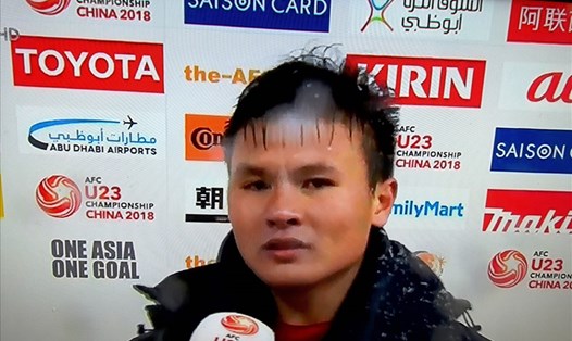 Quang Hải trả lời phỏng vấn, cảm ơn người hâm mộ sau trận chung kết U23 Châu Á. Ảnh: QĐ