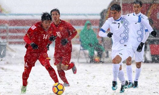 Một pha tranh chấp bóng trong trận đấu U23 Việt Nam - U23 Uzbekistan. Ảnh: M.T.
