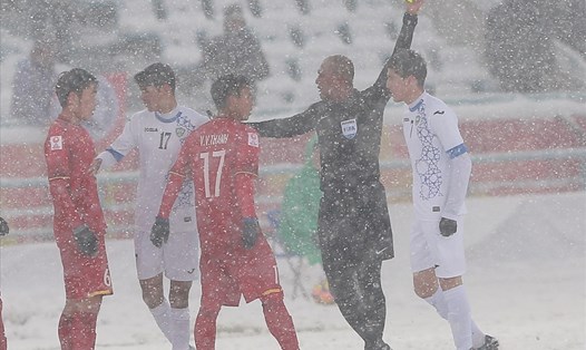 U23 Việt Nam đã gặp một phần bất lợi khi thi đấu dưới mưa tuyết. Ảnh: Minh Tùng 