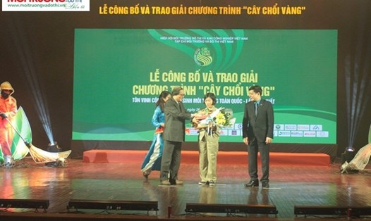 Đồng chí Bùi Văn Cường - Ủy viên Trung ương Đảng, Chủ tịch Tổng LĐLĐ Việt Nam trao giải Kim cương cho chị Đỗ Thị Hiền.