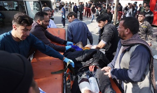 Thương vong lớn sau vụ đánh bom xe cứu thương ở Kabul. Ảnh: AP