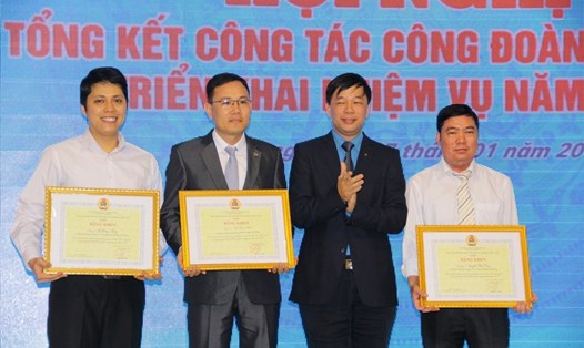 Ông Tống Văn Băng - PCT LĐLĐ Hải Phòng trao bằng khen của TLĐ cho 3 cá nhân xuất sắc 