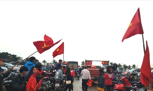 Hàng ngàn người dân TP.Đồng Hới đội mưa cổ vũ đội tuyển U23 Việt Nam trong trận chung kết vào chiều 27.1. Ảnh: Lê Phi Long