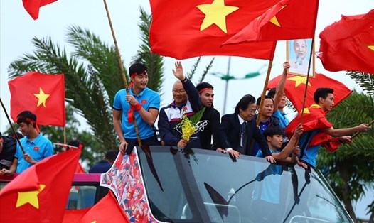 Xe chở đội tuyển U23 Việt Nam tiến về trung tâm Hà Nội trong sự cổ vũ nồng nhiệt của người hâm mộ. Ảnh: Sơn Tùng