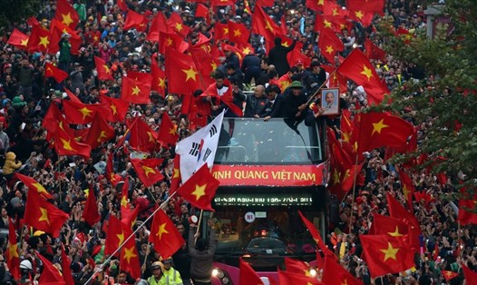Người hâm mộ ăn mừng thành công với các tuyển thủ U23 Việt Nam. 